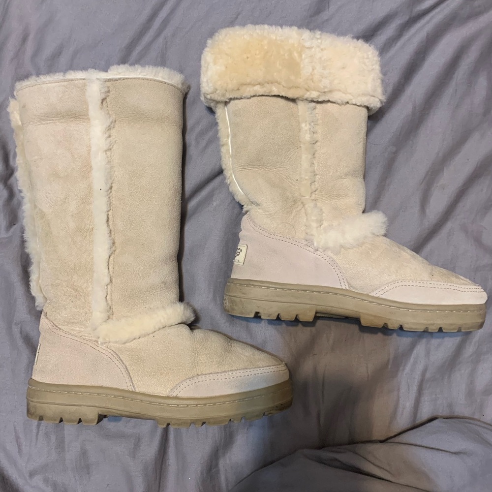 Womens Ugg Sundance II, size 5, Sand color & suede. Wear marks on body & sole.